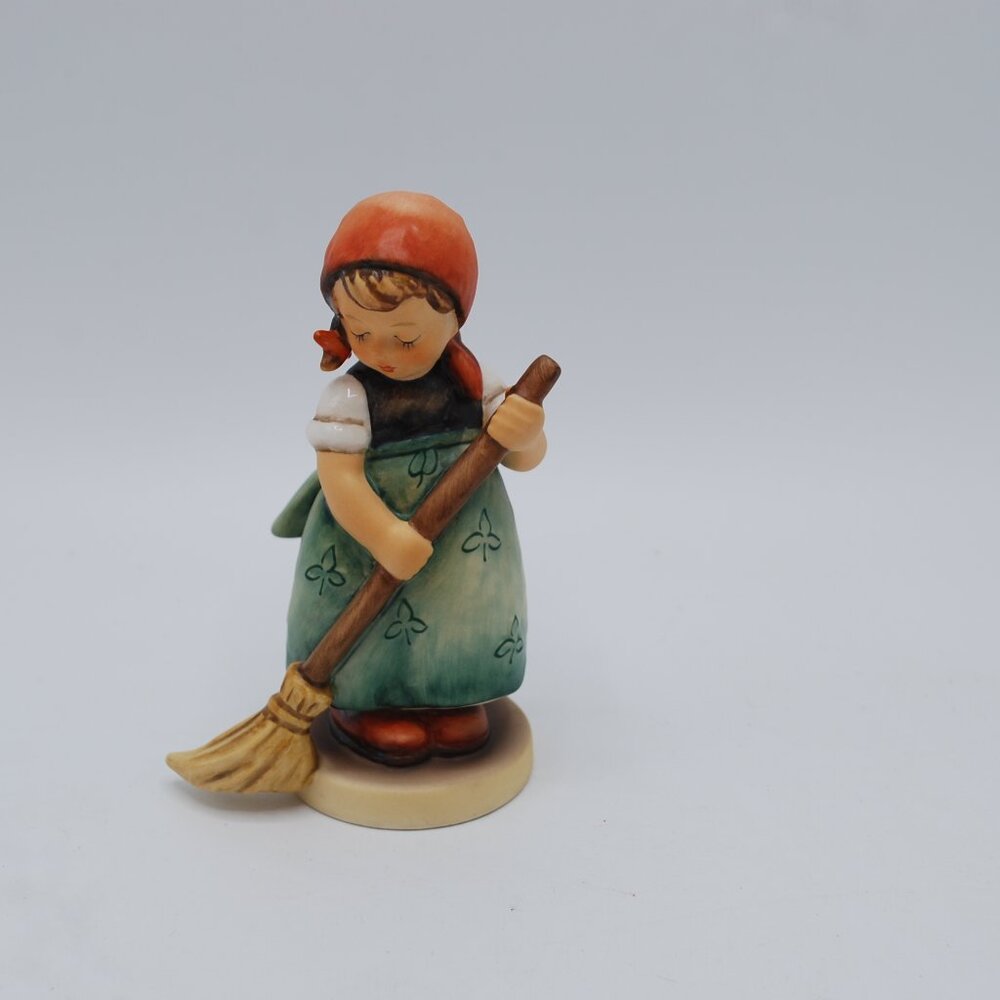 VINTAGE GOEBEL HUMMEL LITTLE SWEEPER #171